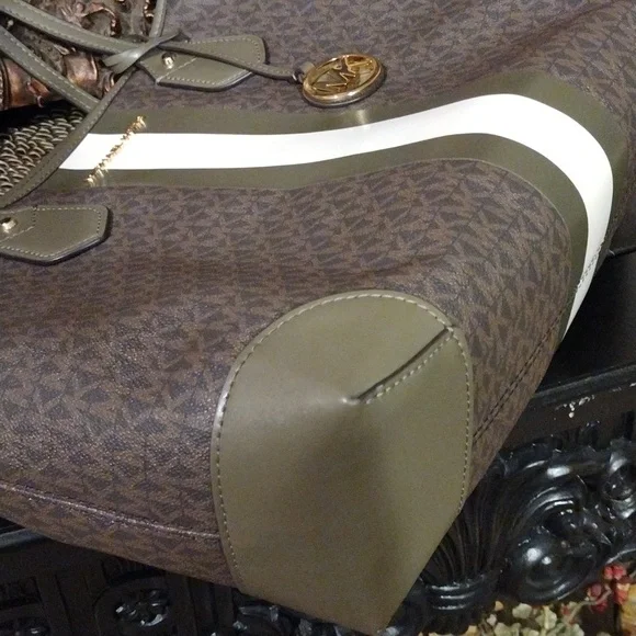 Michael Kors Large Eva Shoulder Tote Bag with wristlet Brown / Olive SOLD, SOLD, - Picture 16 of 16